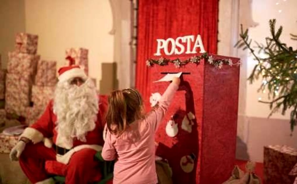 Babbo Natale 50.Poste Italiane Pensa Ai Bambini Con La Speciale Cassetta Di Babbo Natale