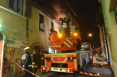 Vigili del fuoco impegnati in via Porta Romana per la caduta di legni e telone del tetto. Operazioni condotte chiudendo la strada.
