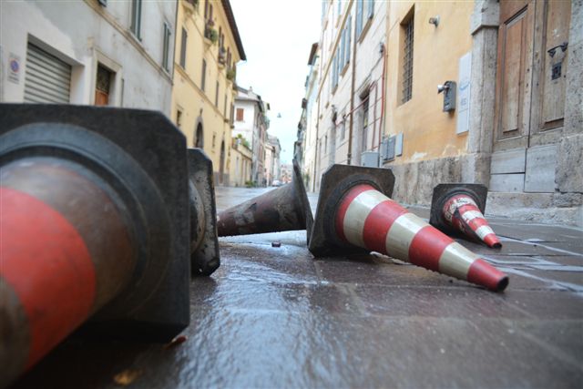 Coni rovesciati in via Terenzio Varrone