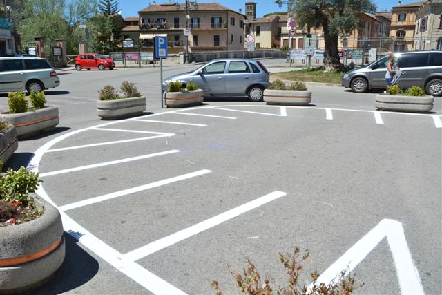 Parcheggio "dentro la Lira". Foto di Massimo Renzi