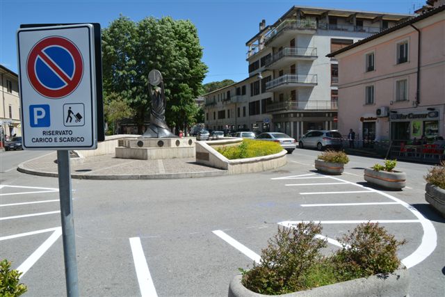 Parcheggio "dentro la Lira". Foto di Massimo Renzi