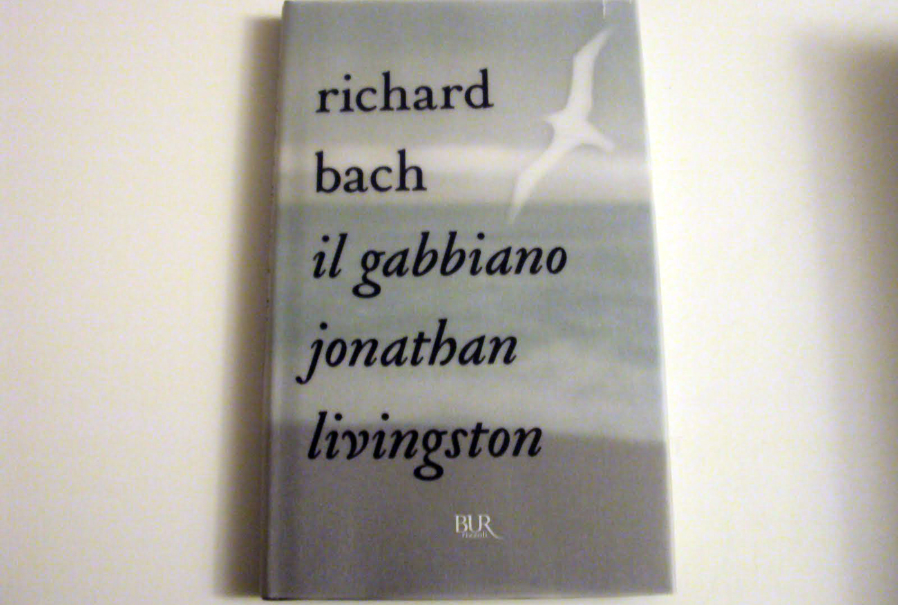 “Books and cocktails”: apericena culturale con il libro «Il gabbiano Jonathan Livingston» di Richard Bach